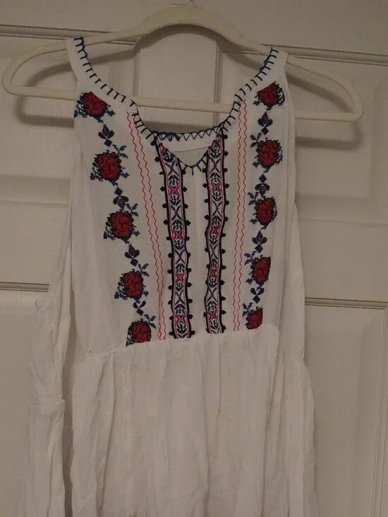 Torrid White Embroidered Boho Peasant Top Size 3 - Picture 1 of 4